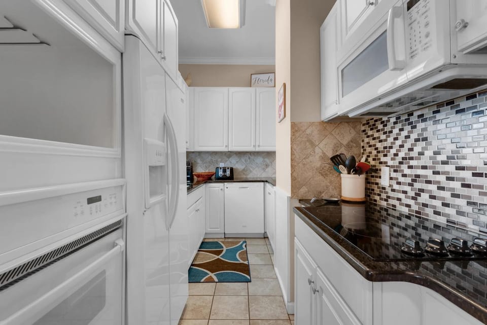 House, Multiple Beds (Blue Pelican) | Private kitchen | Oven, toaster