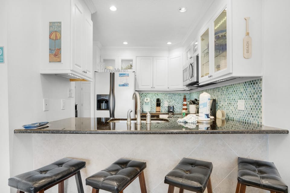 Condo, 1 Queen Bed with Sofa bed (Sandprints B3 - Miramar Sands) | Private kitchen | Oven, toaster