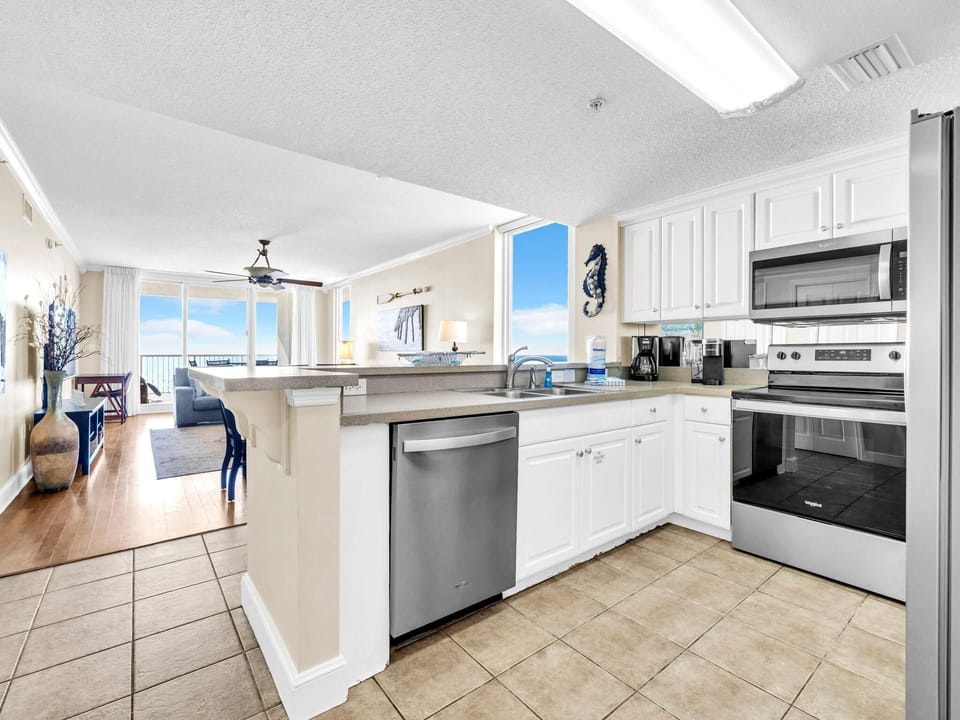 Condo, Multiple Beds (Majestic Beach Towers 1-1701) | Private kitchen | Oven, toaster