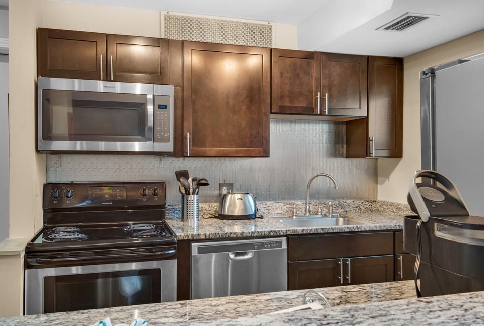 House, Multiple Beds (Horizon South 8B2- Sunshine Gardens) | Private kitchen | Oven, toaster