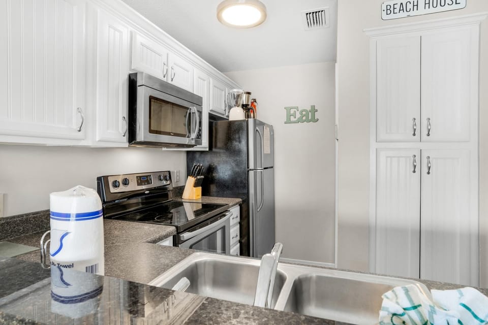 Condo, 2 Queen Beds (St Thomas Square Villa 414) | Private kitchen | Oven, toaster