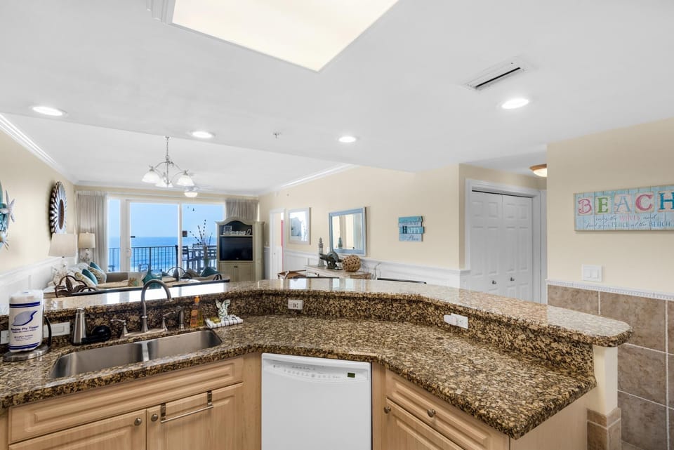 Condo, Multiple Beds (Boardwalk 508) | Private kitchen | Oven, toaster