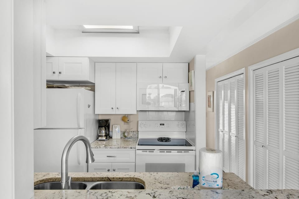 Condo, 1 Queen Bed with Sofa bed (Sandpiper Cove 2017) | Private kitchen | Oven, toaster