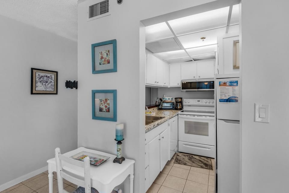 Condo, 1 Queen Bed with Sofa bed (Sunbird 609E) | Private kitchen | Oven, toaster