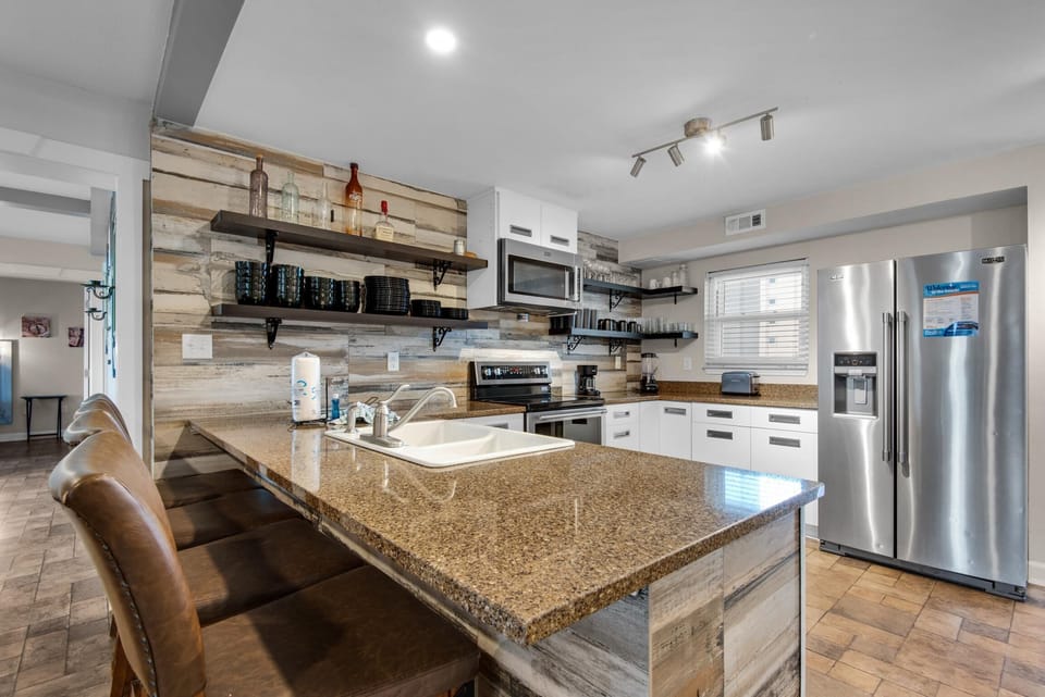 Condo, Multiple Beds (Emerald Isle 302) | Private kitchen | Oven, toaster