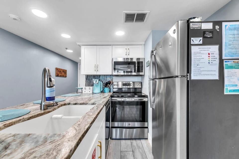 Condo, Multiple Beds (Sunbird 102W) | Private kitchen | Oven, toaster