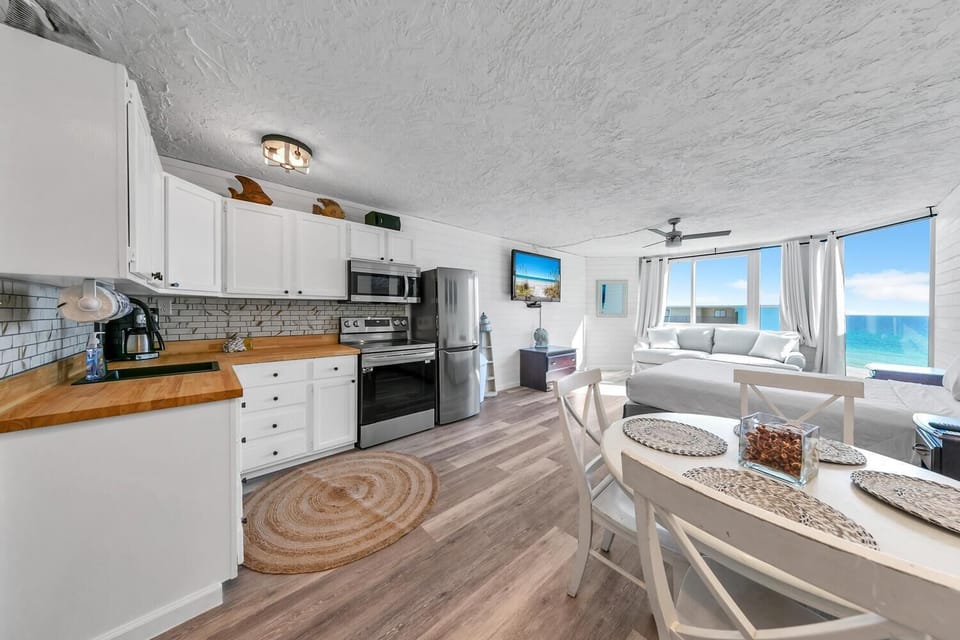 Studio, 1 Queen Bed with Sofa bed (Top of the Gulf 811) | Private kitchen | Oven, toaster