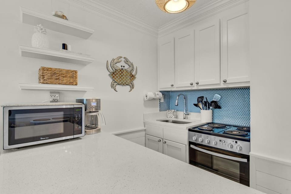 Studio, 1 Queen Bed (Top of the Gulf 808- Gulf Coast Getaw) | Private kitchen | Oven, toaster