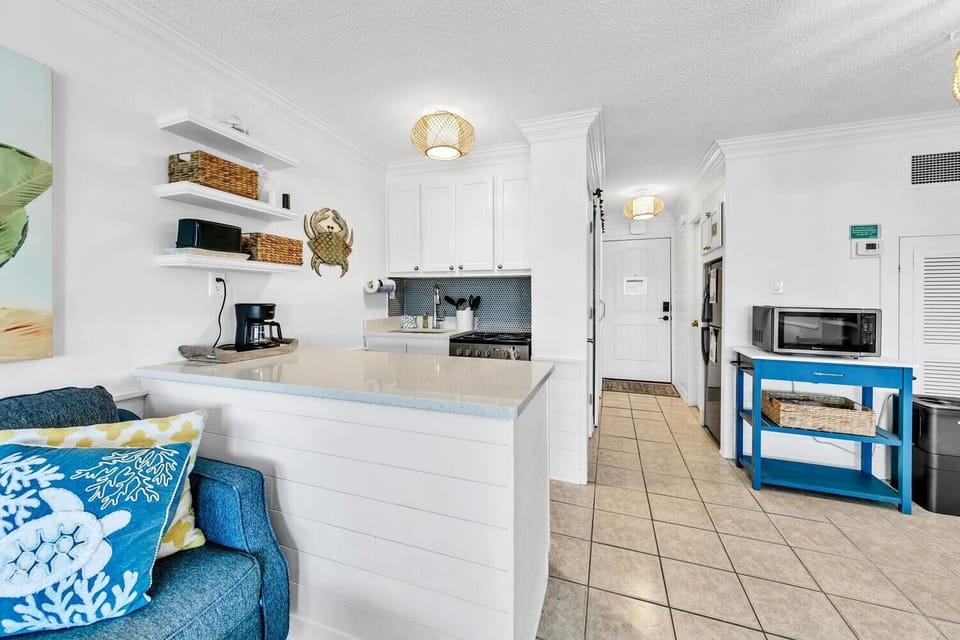 Studio, 1 Queen Bed (Top of the Gulf 808- Gulf Coast Getaw) | Private kitchen | Oven, toaster