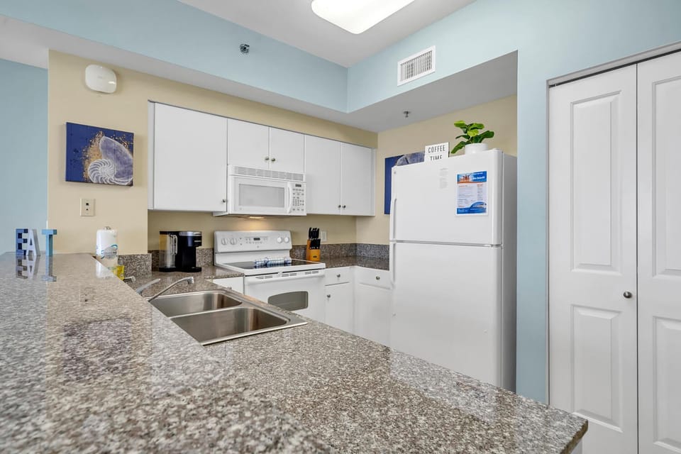 Condo, 1 King Bed with Sofa bed (Shores of Panama 1802) | Private kitchen | Oven, toaster