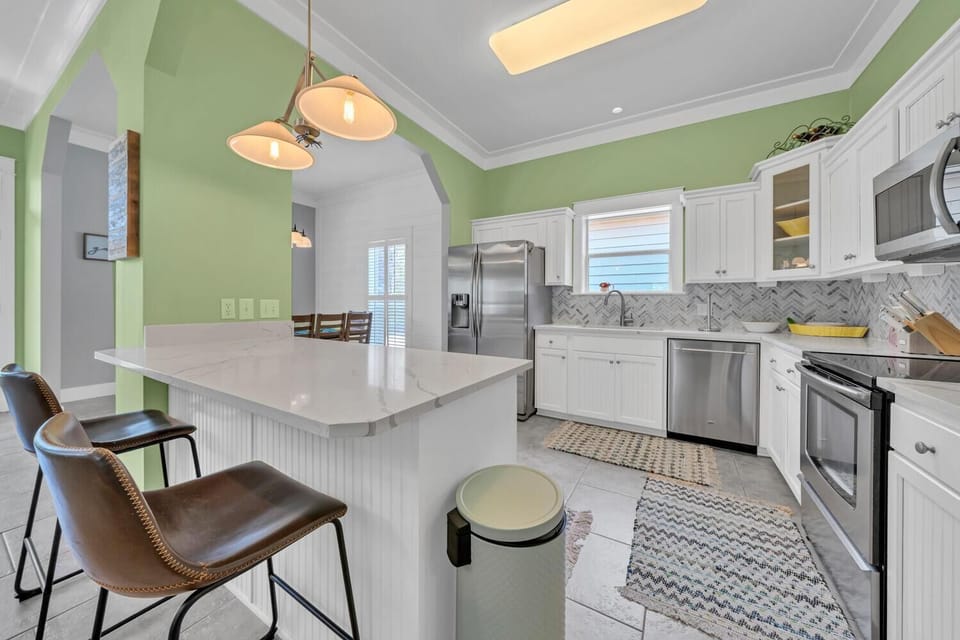 House, Multiple Beds (Drift Away) | Private kitchen | Oven, toaster, cookware/dishes/utensils