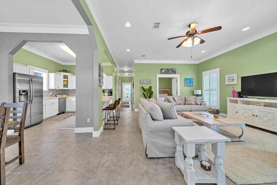 House, Multiple Beds (Drift Away) | Living area | TV
