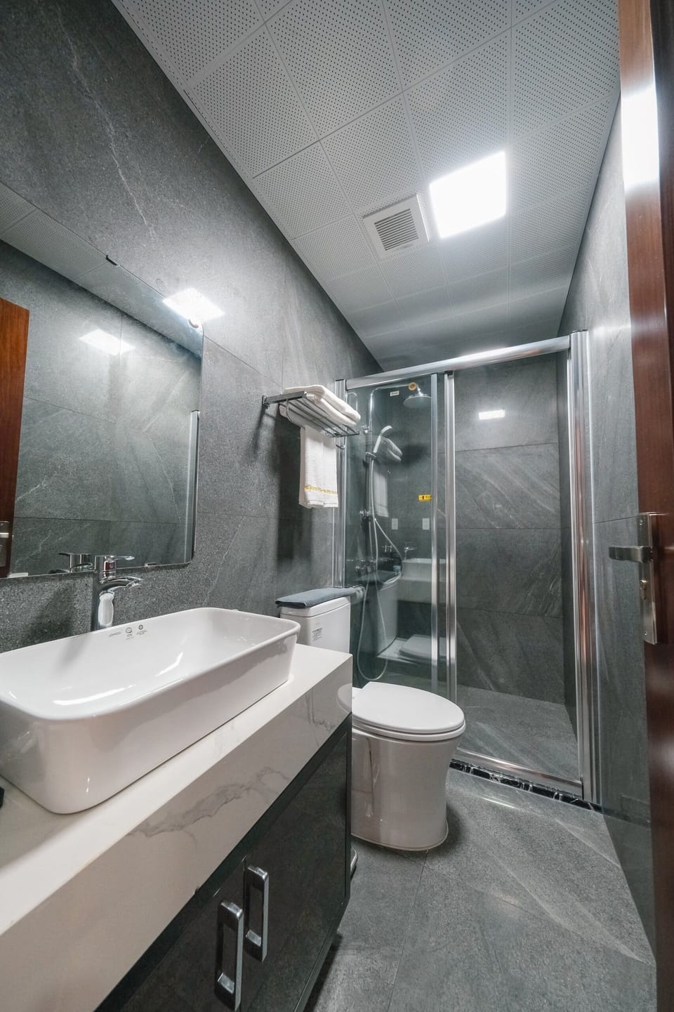 Deluxe Room | Bathroom | Free toiletries, hair dryer, slippers, bidet