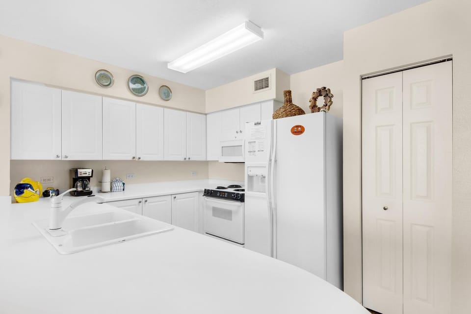 Condo, 1 King Bed with Sofa bed (Island Princess 414) | Private kitchen | Oven, toaster