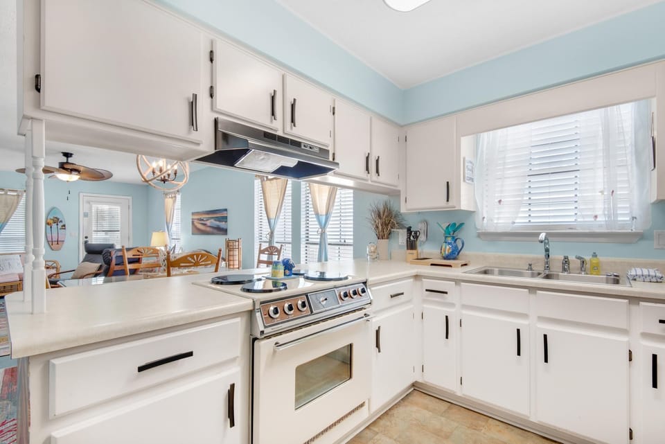 Condo, Multiple Beds (Seashells at the Beach Retreat) | Private kitchen | Oven, toaster