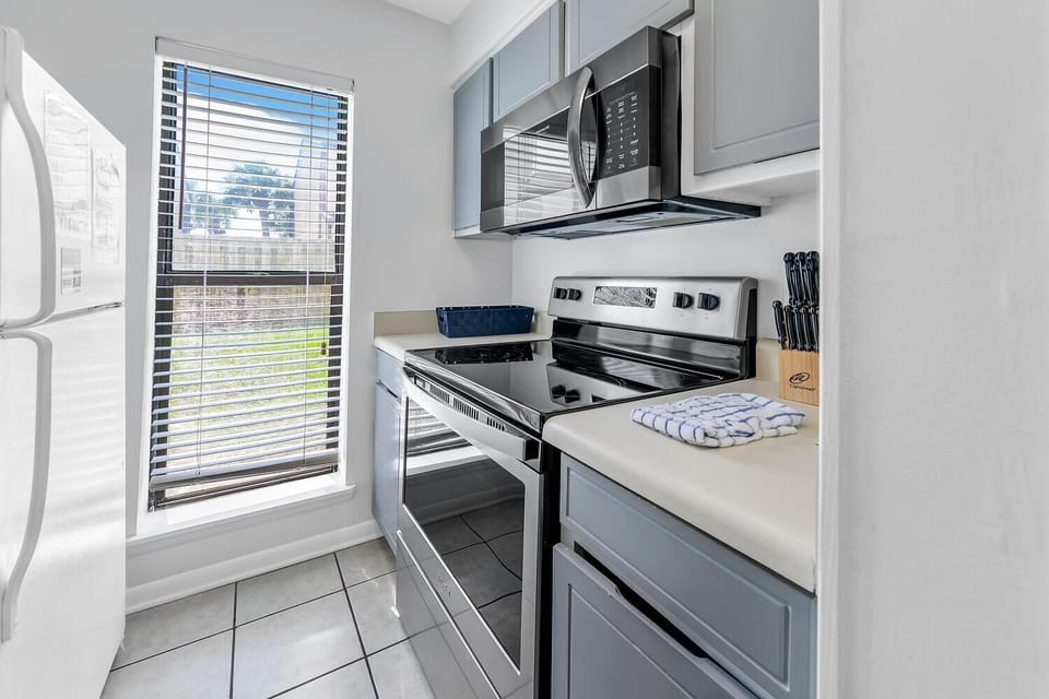 Condo, 1 Queen Bed with Sofa bed (Endless Summer B4) | Private kitchen | Oven, toaster