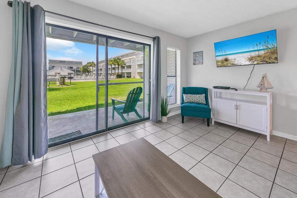 Condo, 1 Queen Bed with Sofa bed (Endless Summer B4) | Living area | TV