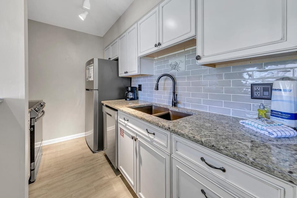 Condo, 1 Queen Bed with Sofa bed (Endless Summer E2) | Private kitchen | Oven, toaster