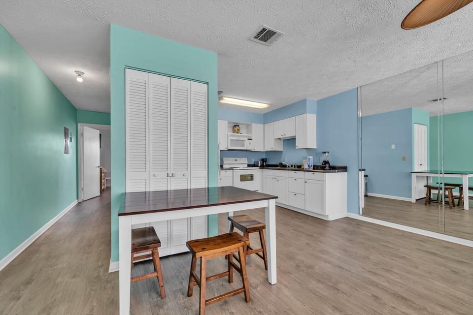 Condo, 1 Queen Bed with Sofa bed (Southwind C-3) | Private kitchen | Oven, toaster
