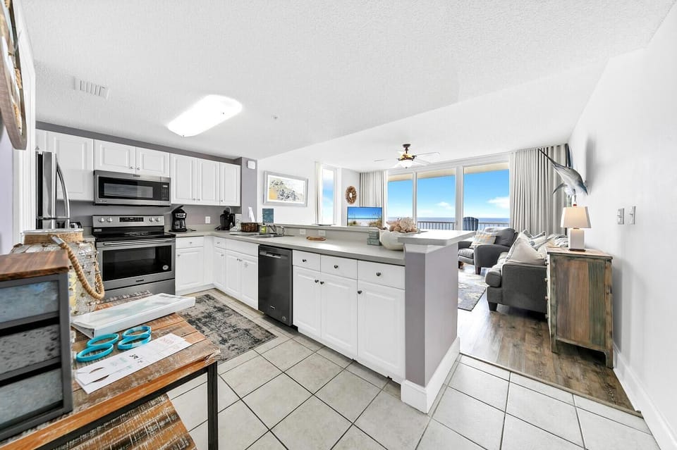 Condo, 1 King Bed with Sofa bed (Majestic Beach Towers 1-2015) | Private kitchen | Oven, toaster