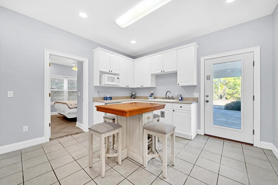 House, Multiple Beds (3 Generations Beach House) | Private kitchen | Oven, toaster