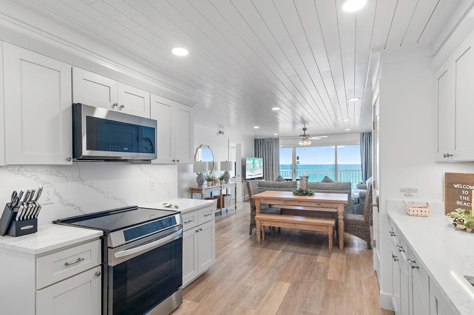 Condo, 1 King Bed with Sofa bed (Beach House 502D) | Private kitchen | Oven, toaster