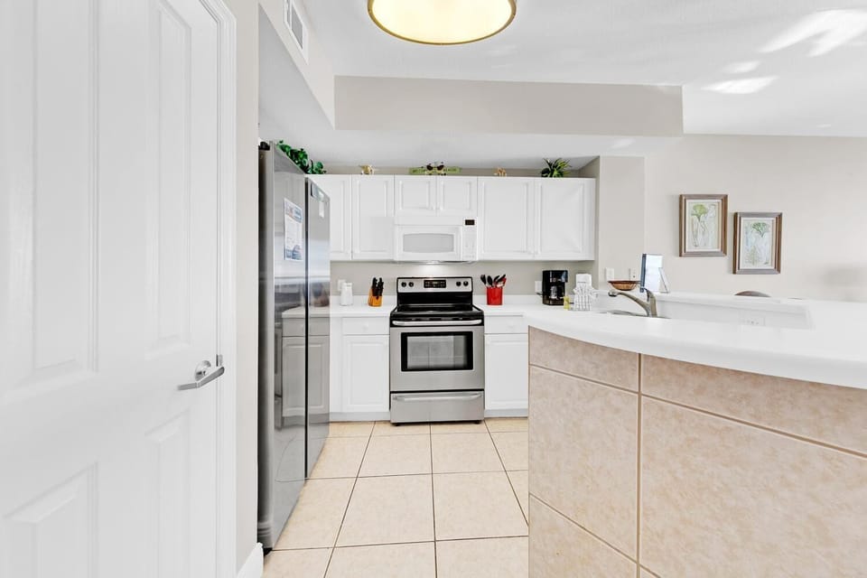 Condo, Multiple Beds (Celadon 302) | Private kitchen | Oven, toaster