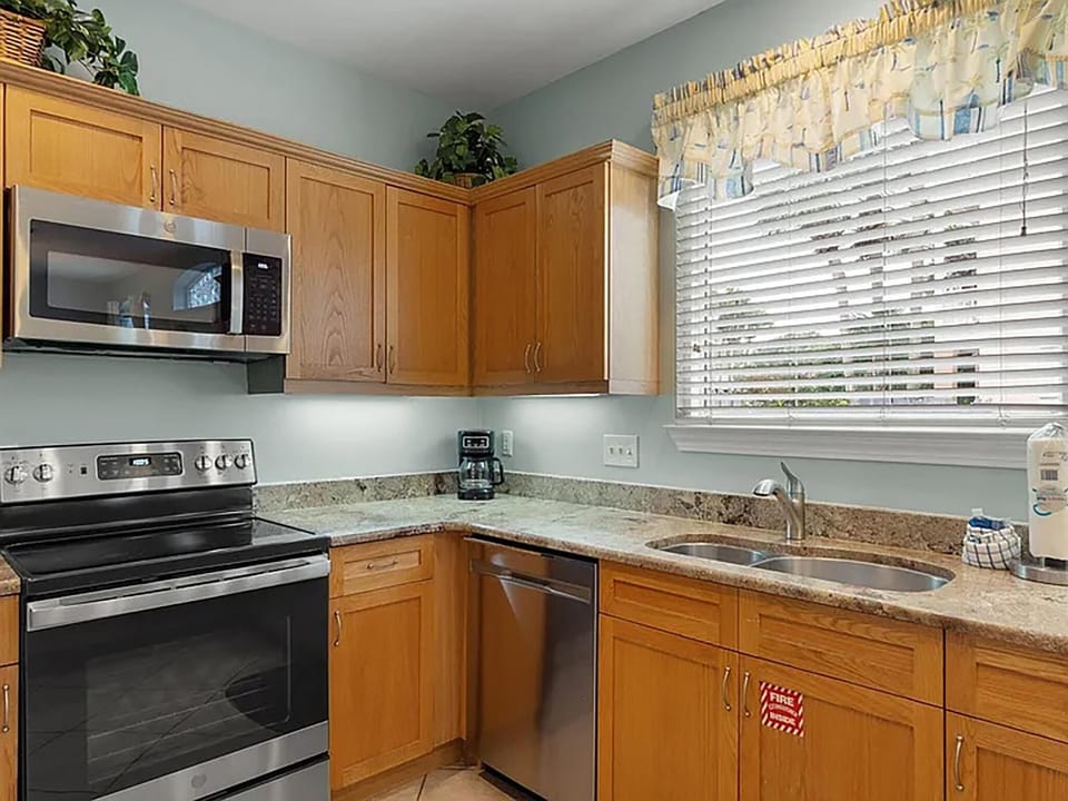 House, Multiple Beds (Emerald Mist) | Private kitchen | Oven, toaster