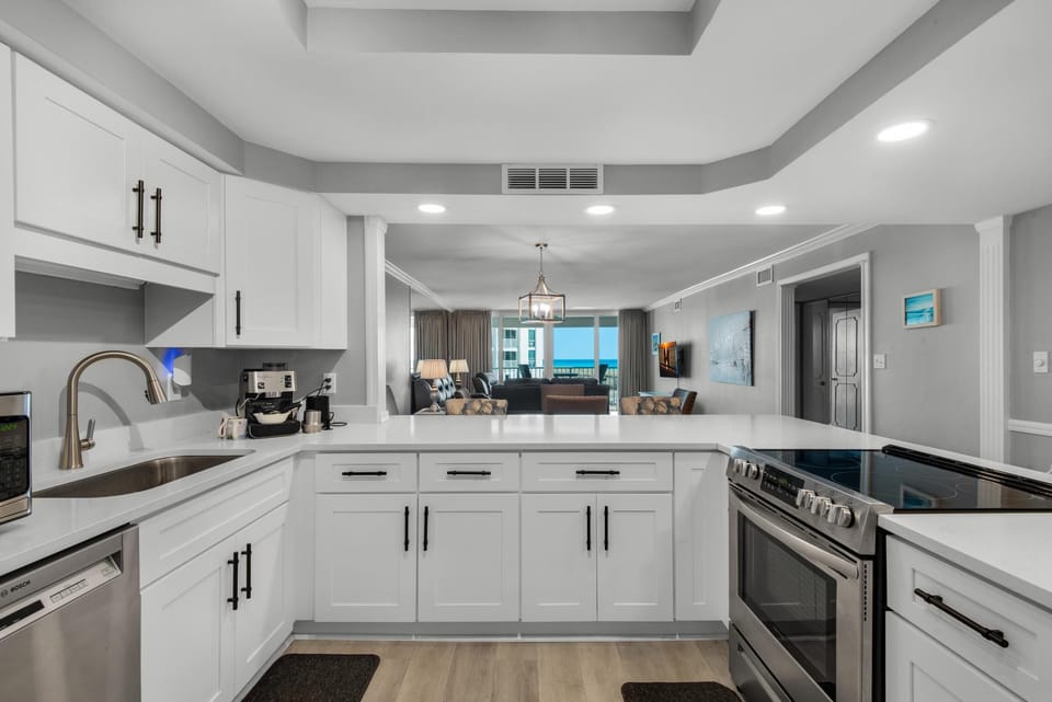 Condo, Multiple Beds (Shoreline Towers 2023) | Private kitchen | Oven, toaster