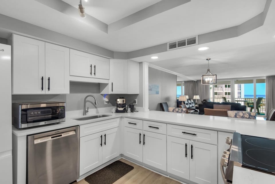 Condo, Multiple Beds (Shoreline Towers 2023) | Private kitchen | Oven, toaster