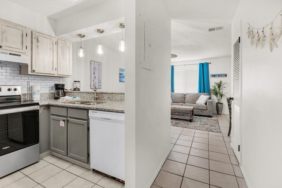 Condo, 1 King Bed with Sofa bed (Sandprints E3) | Private kitchen | Oven, toaster
