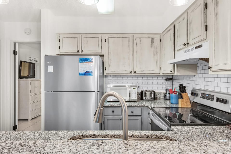 Condo, 1 King Bed with Sofa bed (Sandprints E3) | Private kitchen | Oven, toaster