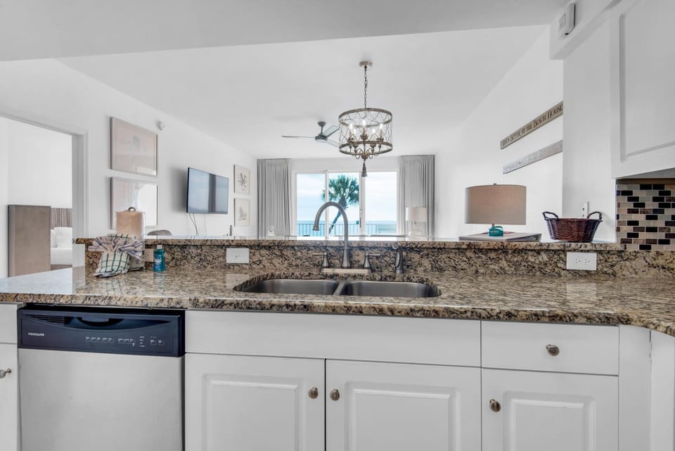 Condo, Multiple Beds (Majestic Sun 302A) | Private kitchen | Oven, toaster