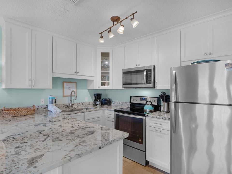 Condo, 1 Queen Bed with Sofa bed (Grand Caribbean East 105) | Private kitchen | Oven, toaster