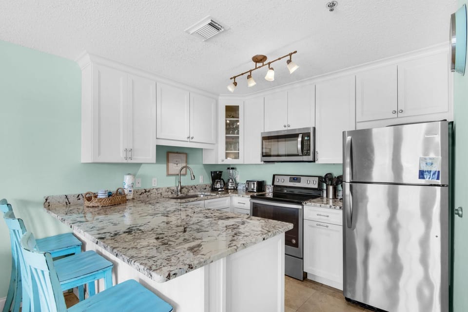 Condo, 1 Queen Bed with Sofa bed (Grand Caribbean East 105) | Private kitchen | Oven, toaster