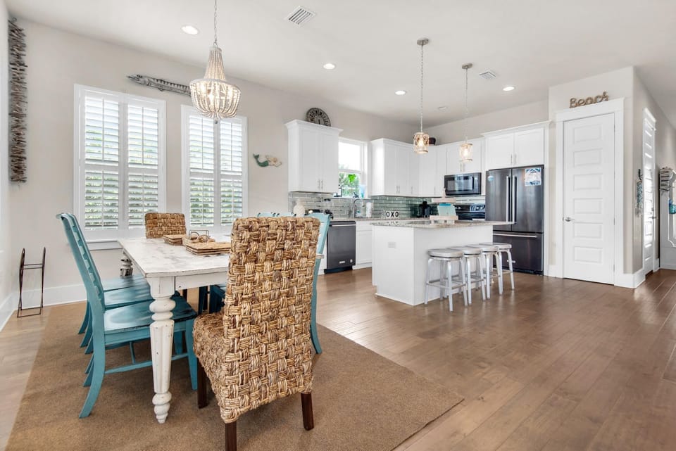 House, Multiple Beds (Seaglass Shack) | Dining