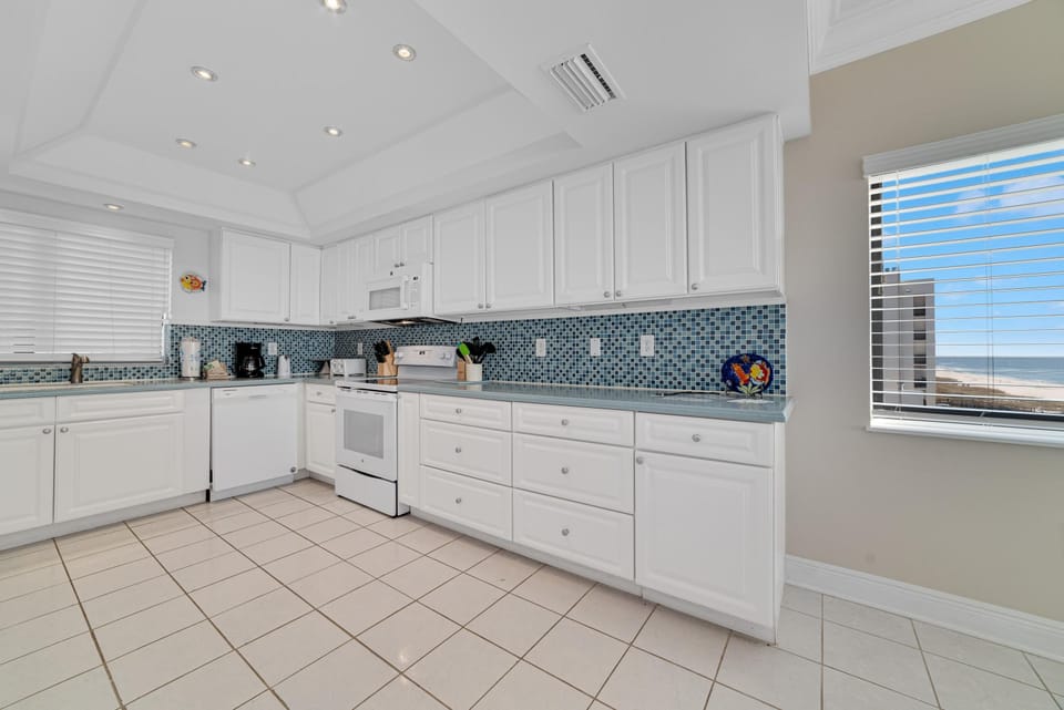 Condo, 1 King Bed (Shipwatch D601) | Private kitchen | Oven, toaster, paper towels