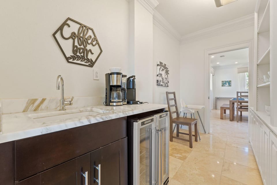House, Multiple Beds (Bella Villa Waterfront Suite) | Interior