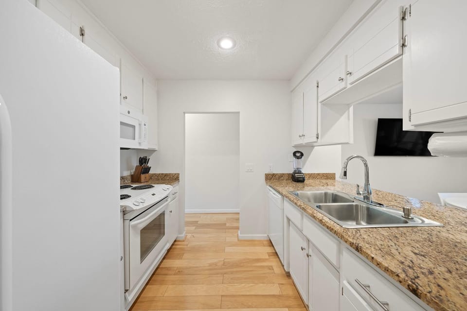 Condo, Multiple Beds (The Lookout) | Private kitchen | Oven, toaster, paper towels