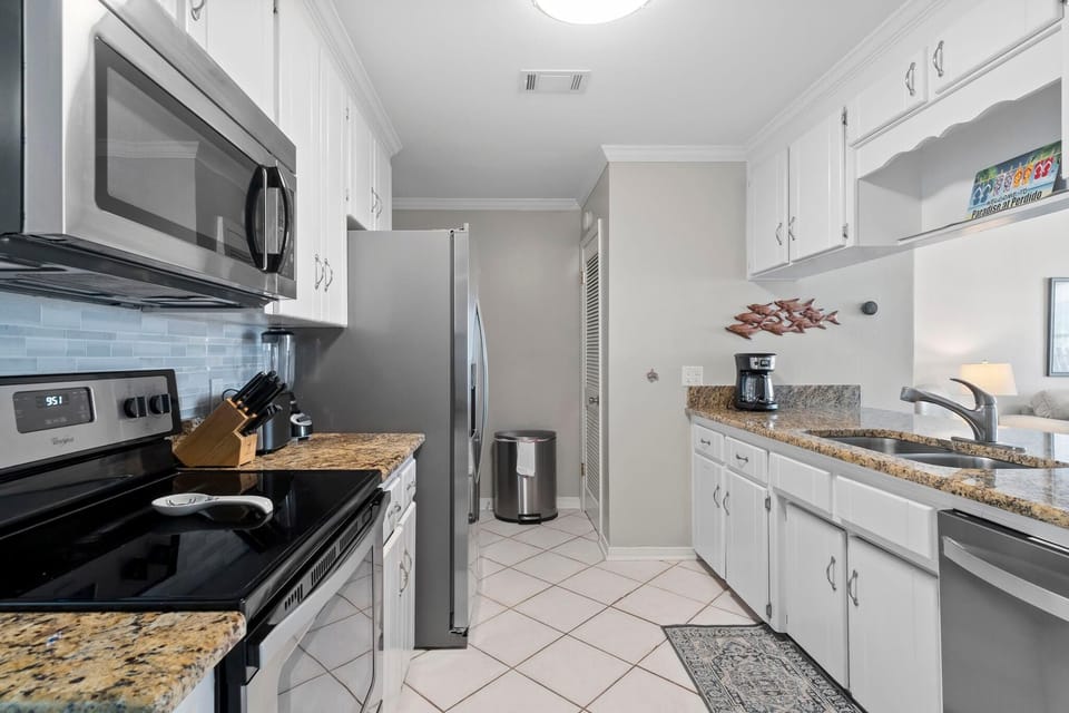 Condo, 1 King Bed with Sofa bed (Shore Break) | Private kitchen | Oven, toaster, paper towels