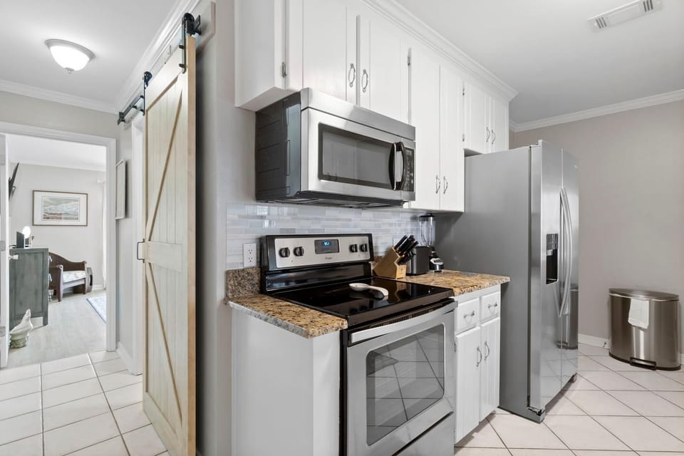 Condo, 1 King Bed with Sofa bed (Shore Break) | Private kitchen | Oven, toaster, paper towels