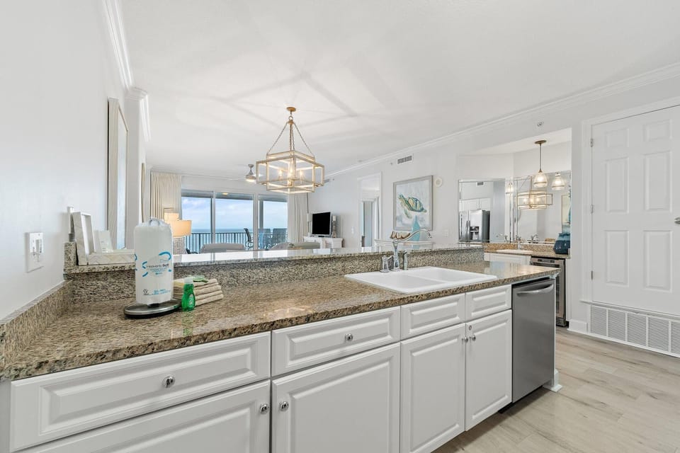 Condo, Multiple Beds (Regency Isle 503) | Private kitchen | Oven, toaster, paper towels