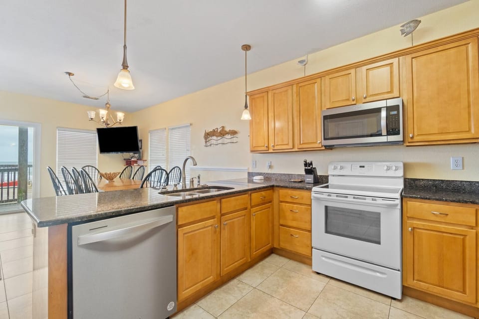 House, Multiple Beds (Labacoco West) | Private kitchen | Oven, toaster, paper towels