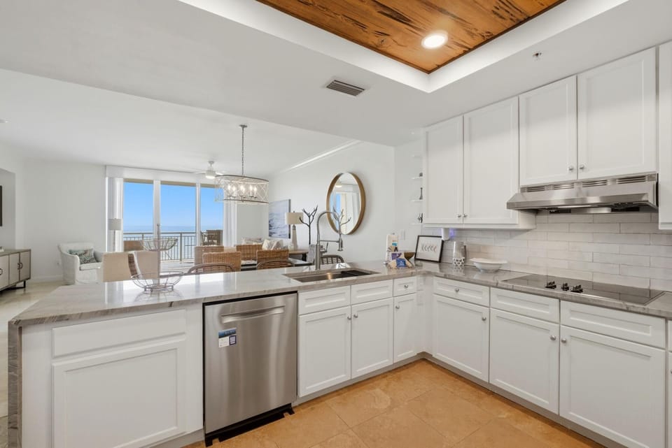 Condo, Multiple Beds (Indigo West 602) | Private kitchen | Oven, toaster, paper towels