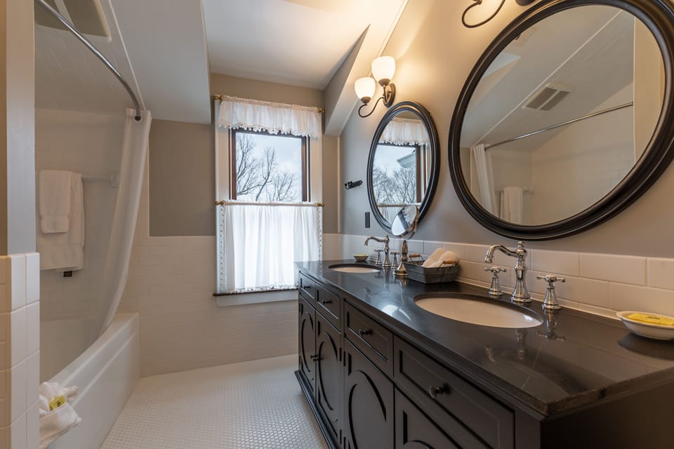 Single Room | Bathroom | Free toiletries, hair dryer, towels, soap