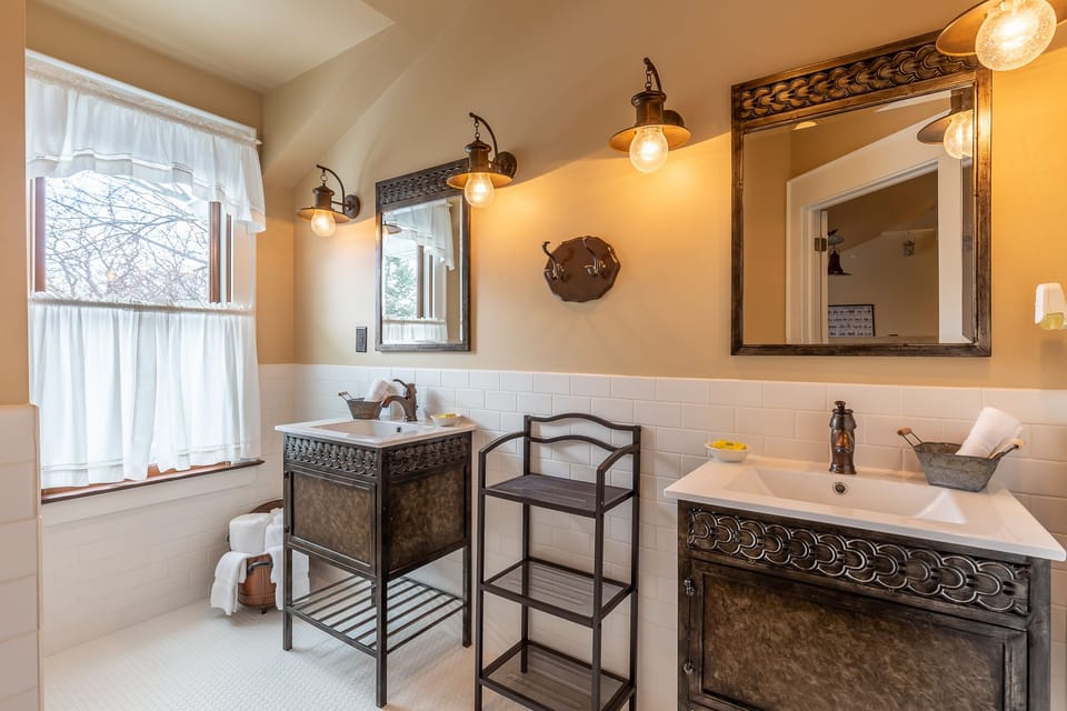 Double Room | Bathroom | Free toiletries, hair dryer, towels, soap