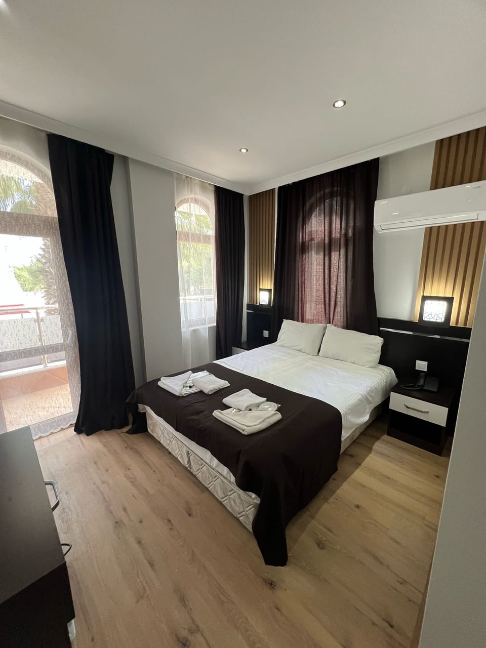 Standard Room, 1 Double Bed | In-room safe, laptop workspace, blackout drapes, free WiFi