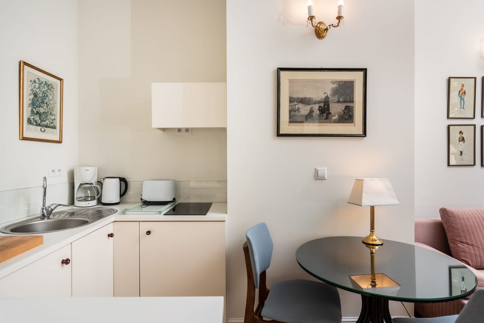 6. Vintage Vibe | Private kitchen | Mini-fridge, stovetop, toaster, cookware/dishes/utensils