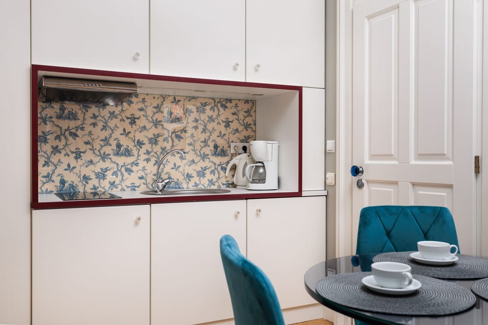 2. Vintage Vibe | Private kitchenette | Mini-fridge, stovetop, toaster, cookware/dishes/utensils