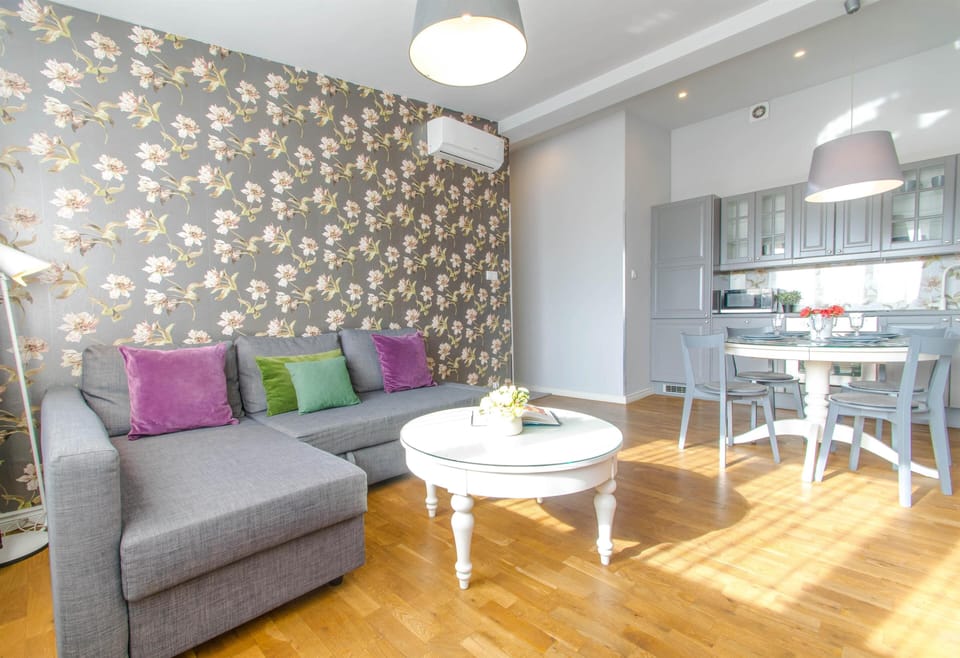 1 Bedroom Apartment in the City Center | AC | Lift | Living room | 37-inch flat-screen TV with cable channels